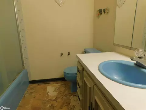 Bath - 930 Ridge Rd, Denison, IA 51442 photo 2 of 3