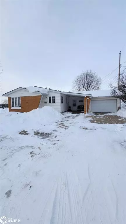 603 W 11th St, Tama, IA 52339
