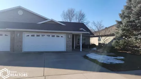 1433 Birch Dr, Mason City, IA 50401