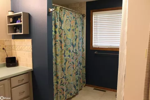 Bath - 23 17th Ave, Hampton, IA 50441 photo 5 of 6