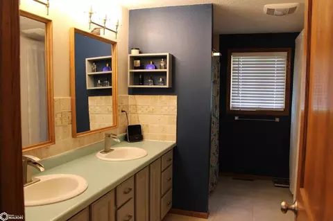 Bath - 23 17th Ave, Hampton, IA 50441 photo 4 of 6