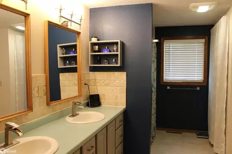 Bath - 23 17th Ave, Hampton, IA 50441 photo 3 of 6