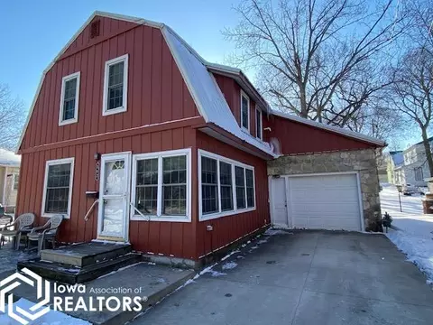 207 7th Ave S, Clear Lake, IA 50428