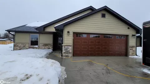 1207 3rd Ave E, Oskaloosa, IA 52577