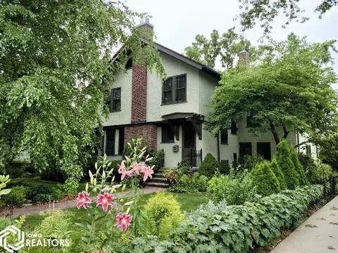 1333 Broad St, Grinnell, IA 50112