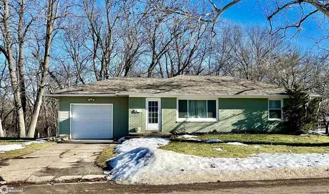 134 Geneva Dr, Oskaloosa, IA 52577