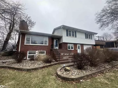 2 Edgewood Pl, Burlington, IA 52601