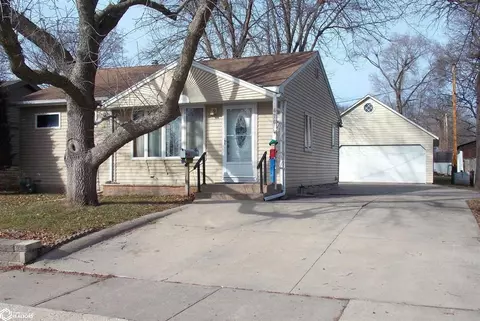 676 14th St NE, Mason City, IA 50401