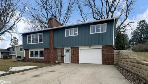 825 Glendale Park Dr, Hampton, IA 50441