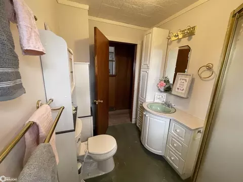 Bath - 1202 E Grant St, Centerville, IA 52544 photo 1 of 2
