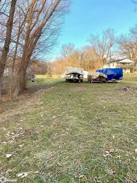 4202 W Lakeshore Dr, Brooklyn, IA 52211