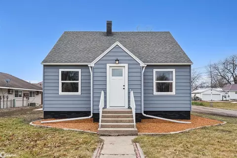 404 8th Ave, Sully, IA 50251