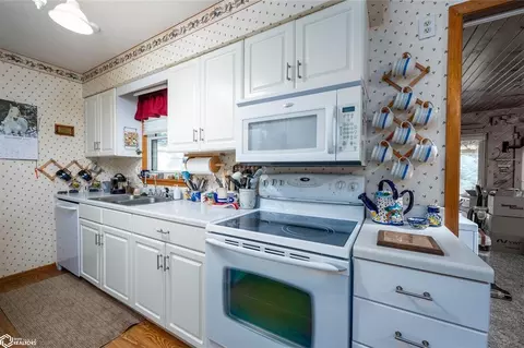Kitchen - 918 E 3rd St, Vinton, IA 52349 photo 2 of 4