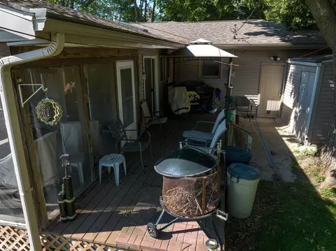 Exterior - 918 E 3rd St, Vinton, IA 52349 photo 5 of 10