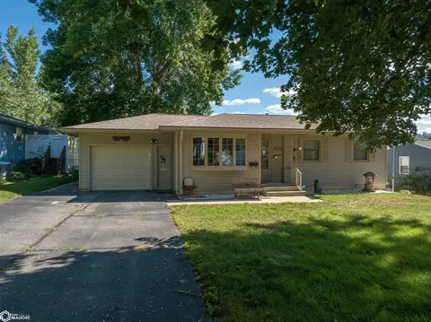 Exterior - 918 E 3rd St, Vinton, IA 52349 photo 2 of 10