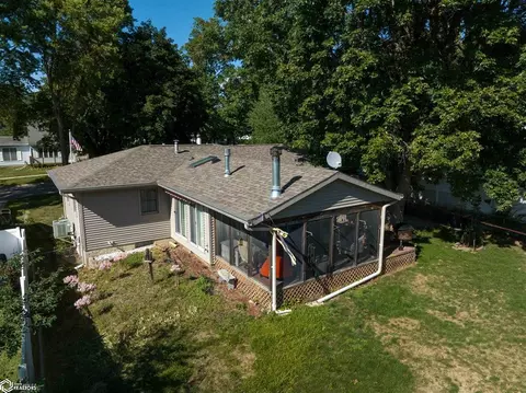 Exterior - 918 E 3rd St, Vinton, IA 52349 photo 3 of 10