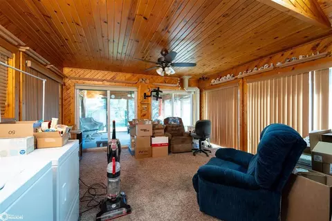 Living - 918 E 3rd St, Vinton, IA 52349 photo 3 of 4