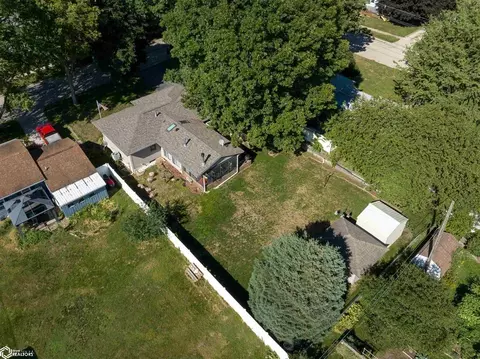 Exterior - 918 E 3rd St, Vinton, IA 52349 photo 8 of 10
