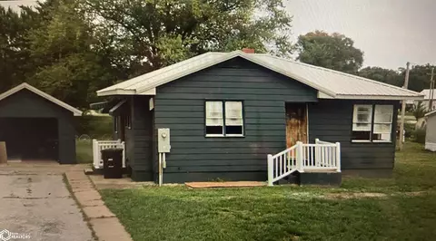 611 S 4th St, Farmington, IA 52626