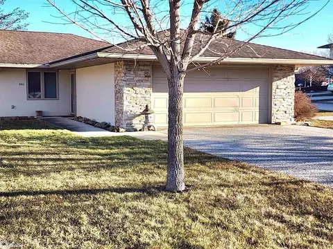 501 River Bend Ct, Mason City, IA 50401