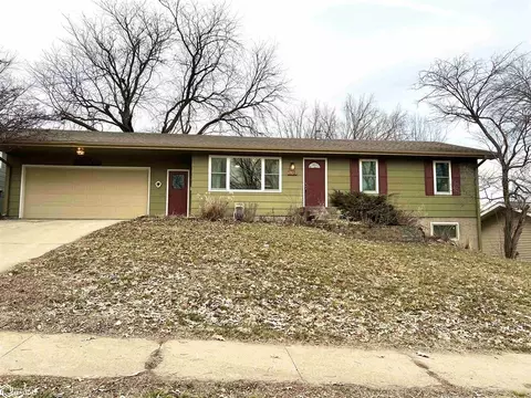 106 Independence St, Pella, IA 50219