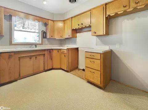 Kitchen - 1601 Terrace Blvd, Hampton, IA 50441 photo 2 of 3