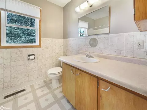 Bath - 1601 Terrace Blvd, Hampton, IA 50441 photo 1 of 2