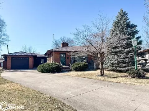 1733 W Acres Dr, Burlington, IA 52601