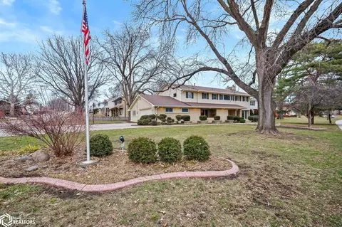 6915 Washington Ave, Windsor Heights, IA 50324