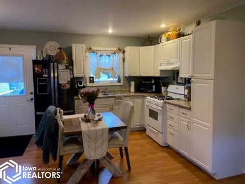 300 E Walnut St, Eldon, IA 52554 photo 4