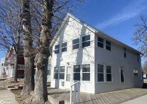106 2nd Ave N, Clear Lake, IA 50428