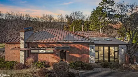 2501 Charrette Ln, Burlington, IA 52601