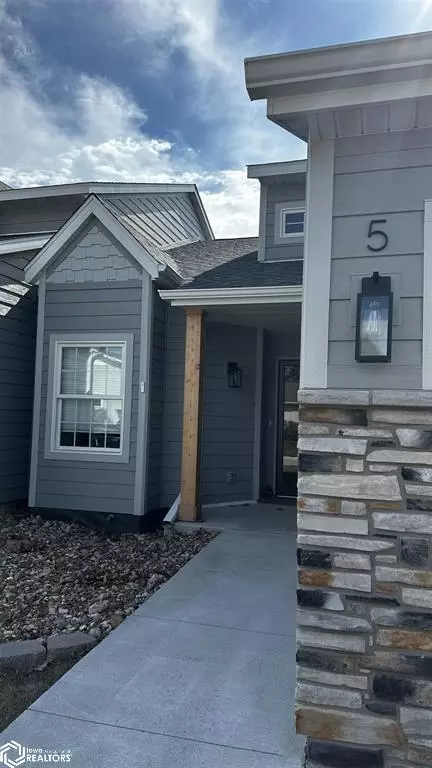 5 Fairway Dr, Oskaloosa, IA 52577