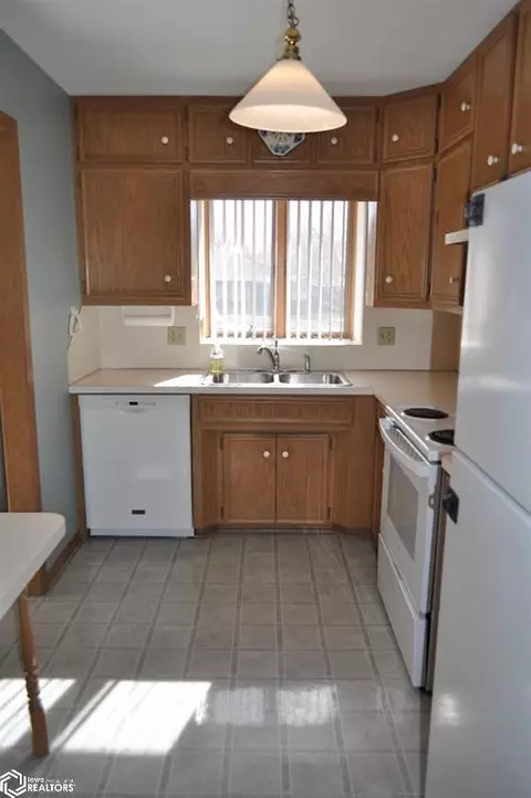 Kitchen - 413 E Valley Dr, Carroll, IA 51401 photo 2 of 6