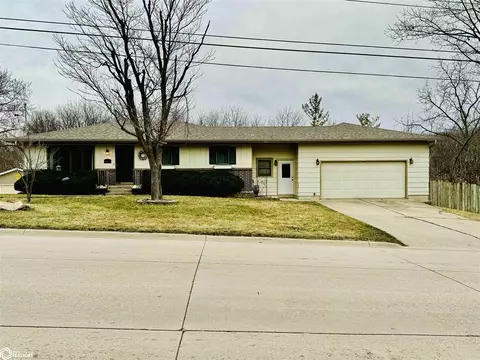 1002 E 5th St S, Newton, IA 50208