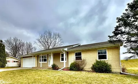 1830 Country Club Dr, Grinnell, IA 50112