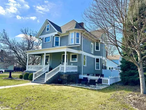 1405 Broad St, Grinnell, IA 50112
