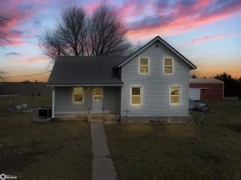 4015 Fee Rd, Center Point, IA 52213