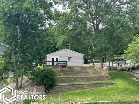 1130 Lakeshore Dr, Brooklyn, IA 52211