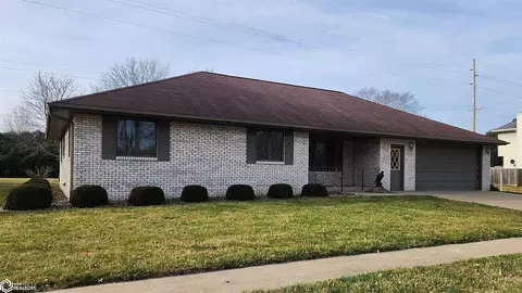 1700 W Larson St, Knoxville, IA 50138