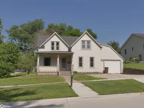 915 N Adams St, Carroll, IA 51401