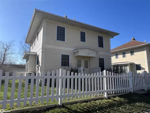 708 Orchard Pl, Fairfield, IA 52556