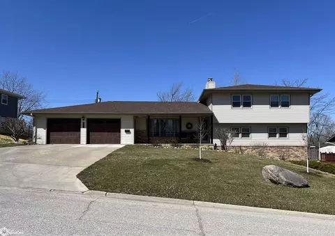 202 Hillcrest Dr, Carroll, IA 51401