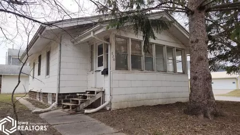 820 Elm Dr, Mason City, IA 50401