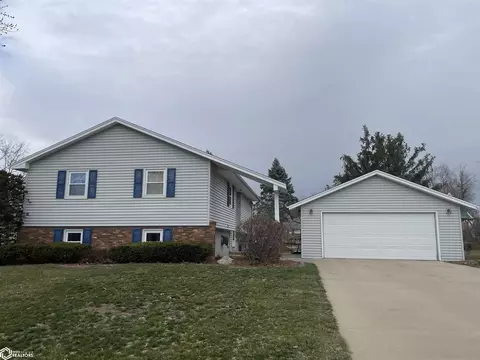 1002 Henry Dr, Marshalltown, IA 50158