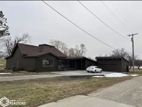804 W 13th St, Tama, IA 52339