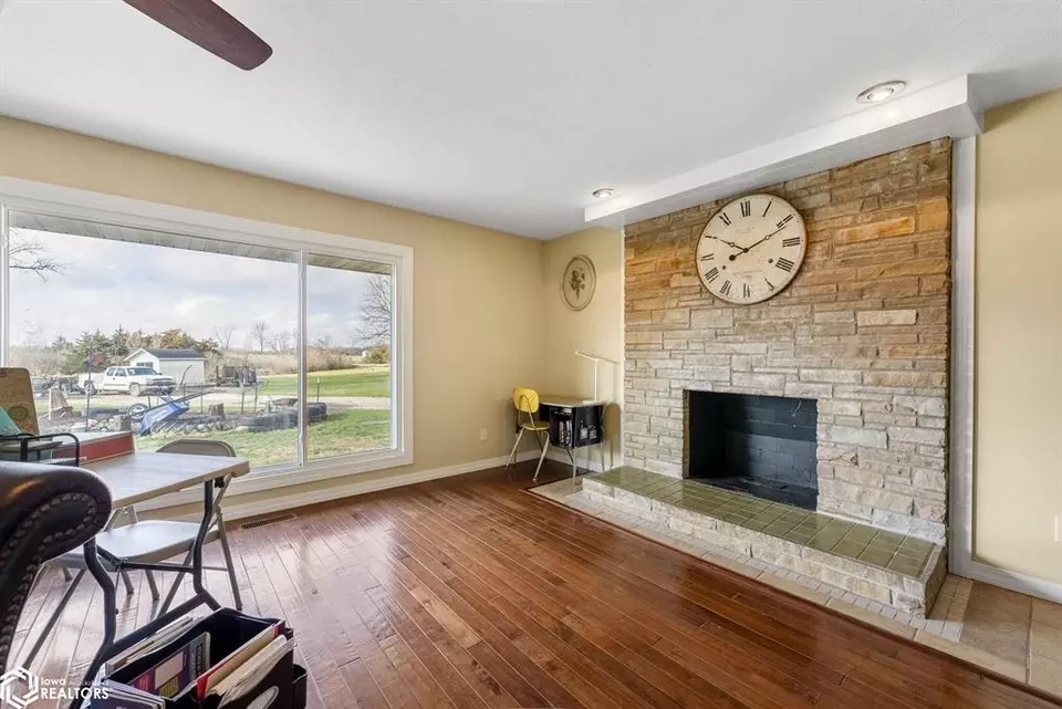 Living - 6544 Hunt Rd, Burlington, IA 52601 photo 2 of 4