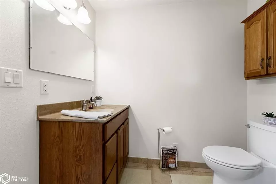 Bath - 6544 Hunt Rd, Burlington, IA 52601 photo 2 of 3