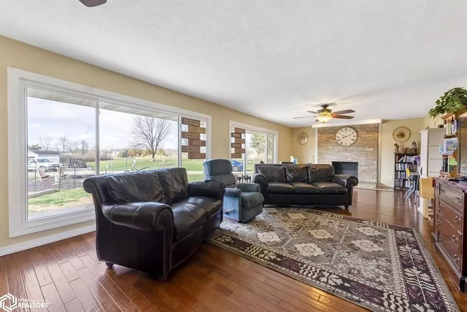 Living - 6544 Hunt Rd, Burlington, IA 52601 photo 1 of 4