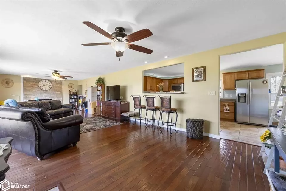 Living - 6544 Hunt Rd, Burlington, IA 52601 photo 3 of 4